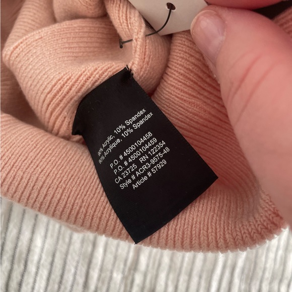 Aritzia Pom Pom Toque/Beanie - Picture 5 of 5